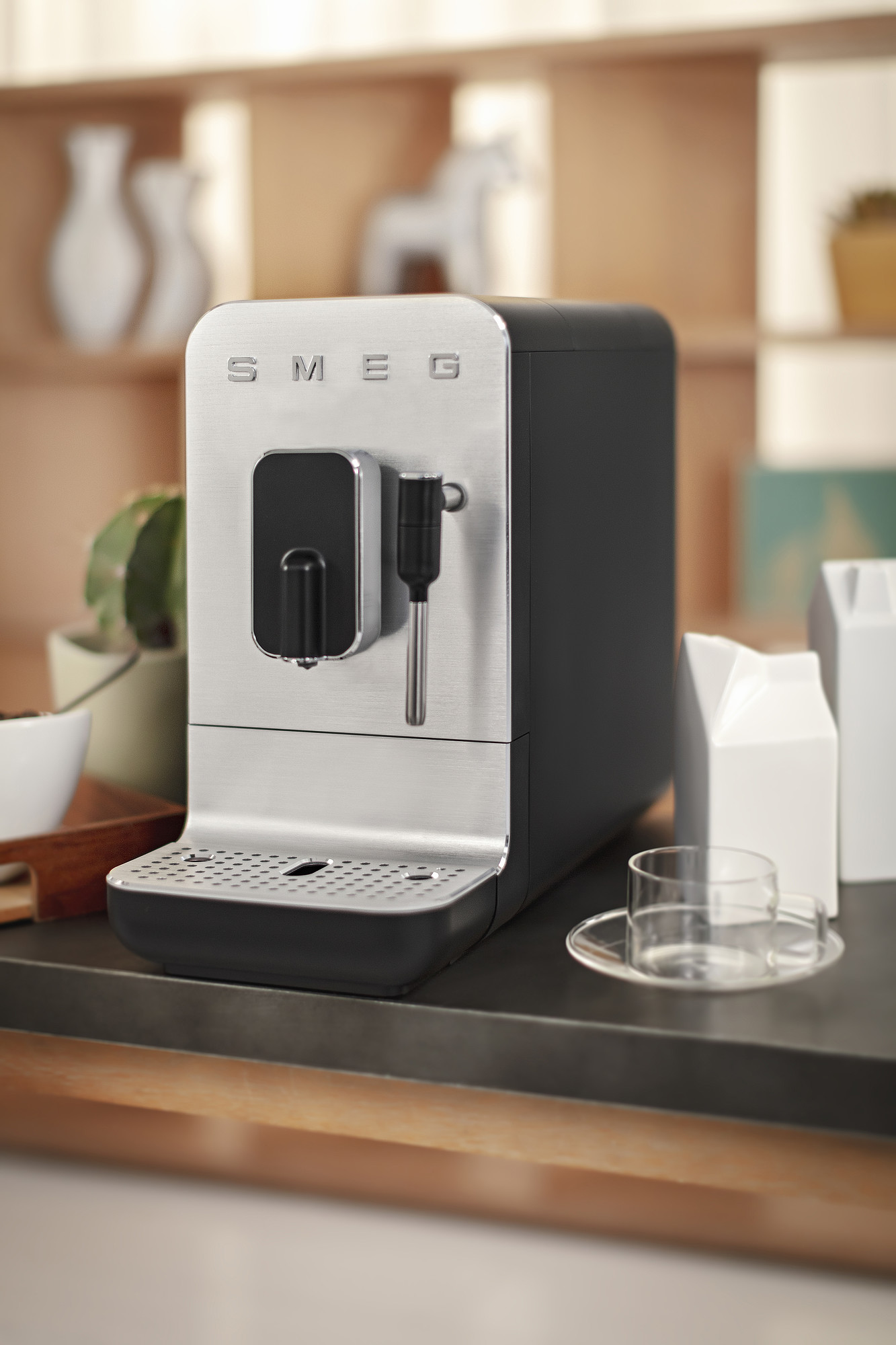 SMEG Kaffeevollautomat mit Dampffunktion Schwarz Matt