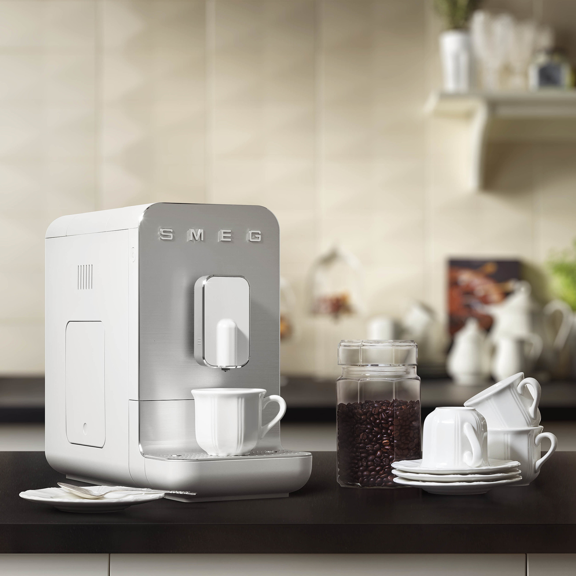 SMEG Kaffeevollautomat Classic Weiß Matt