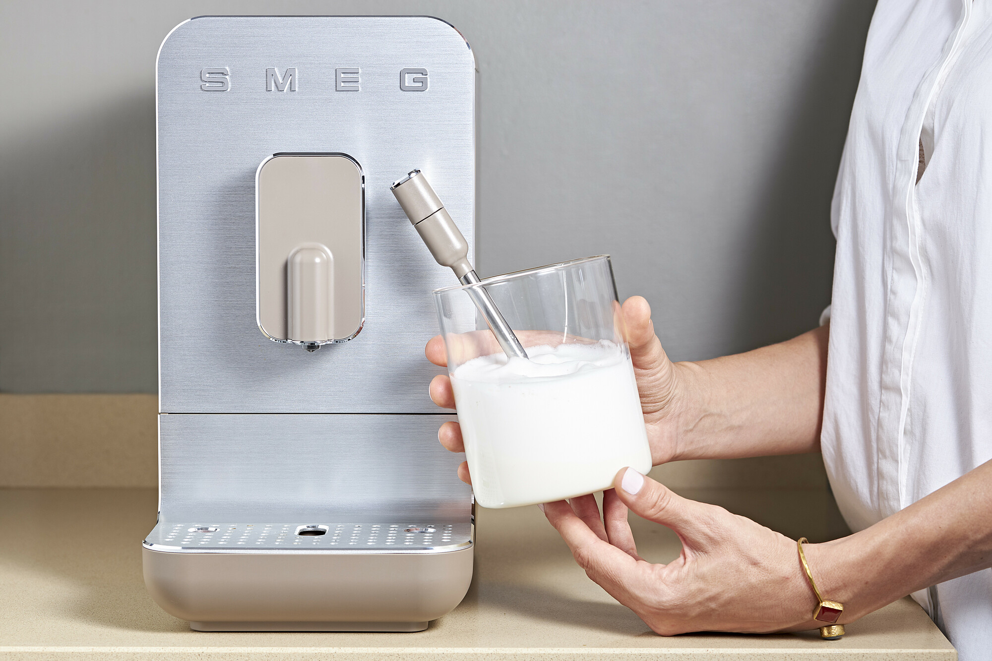 SMEG Kaffeevollautomat mit Dampffunktion Taupe Matt